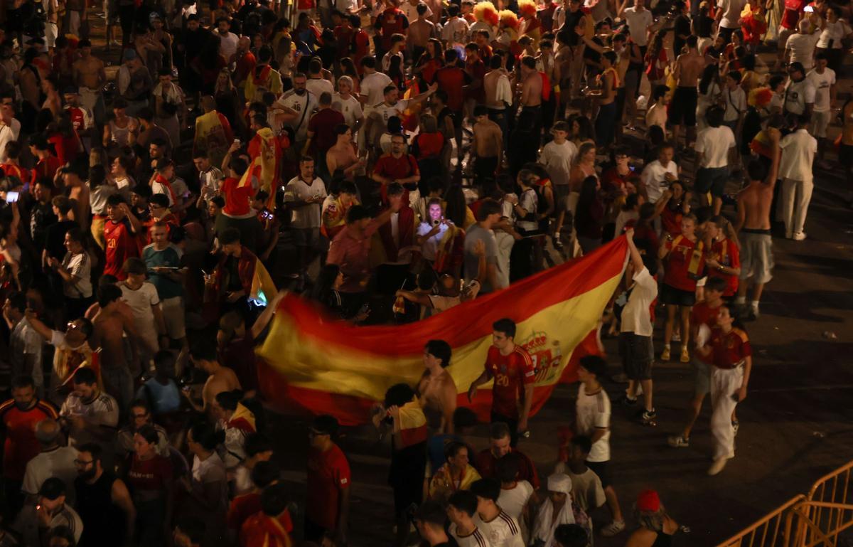 Así está viviendo la plaza del Ayuntamiento de València la final del Mundial de España