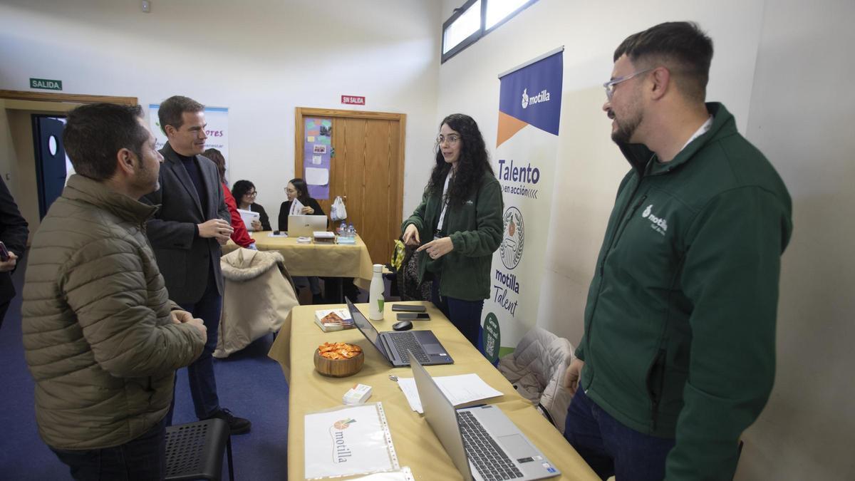 El alcalde de Xàtiva, Roger Cerdà, y el presidente de la Mancomunitat de la Costera, José Luis Gijón, en una maratón de entrevistas laborales celebrada hoy en Xàtiva.