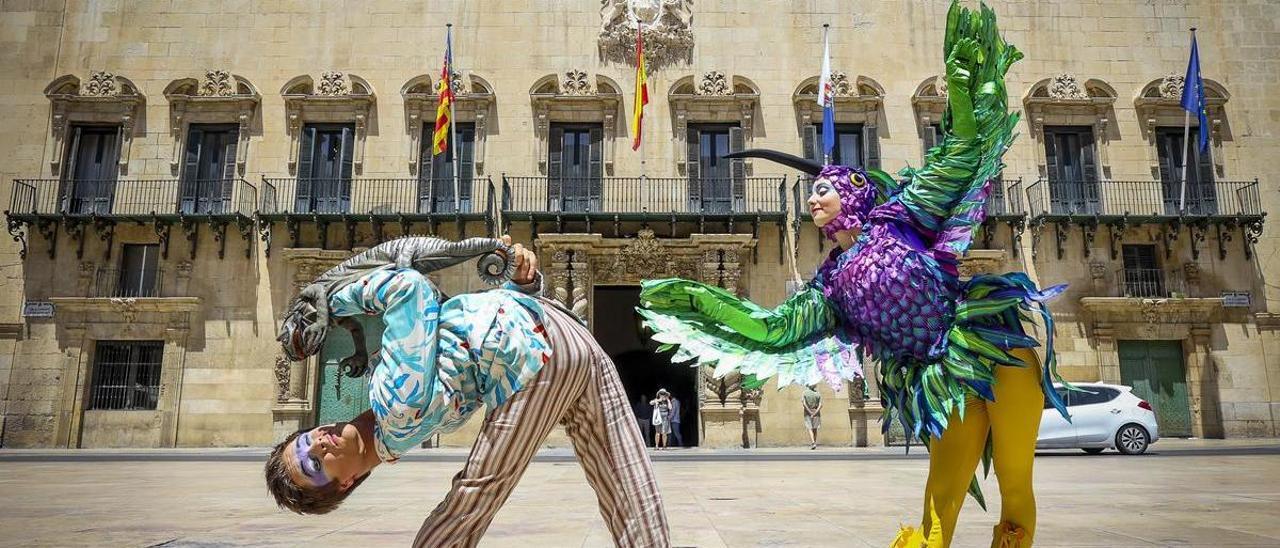 Dos de los artistas del Circo del Sol, en la plaza del Ayuntamiento, tras la presentación de &quot;Luzia&quot;.