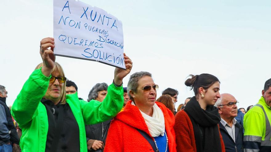 Una mujer muestra un mensaje reivindicativo, en la concentración celebrada frente al asilo a finales de enero pasado.