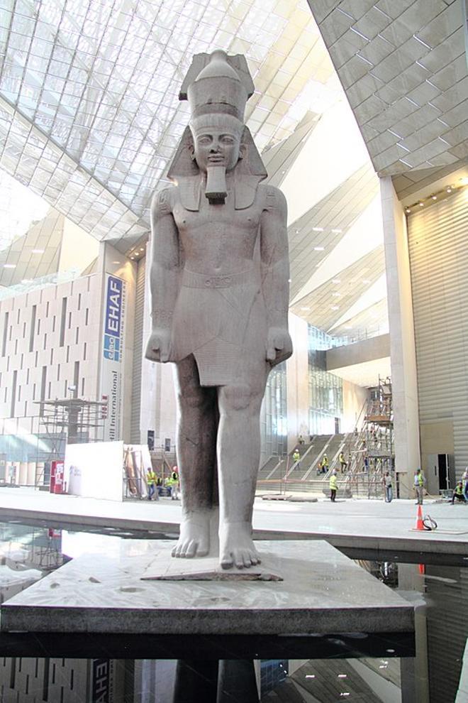 Estatua gigante de Ramses II a la entrada del museo