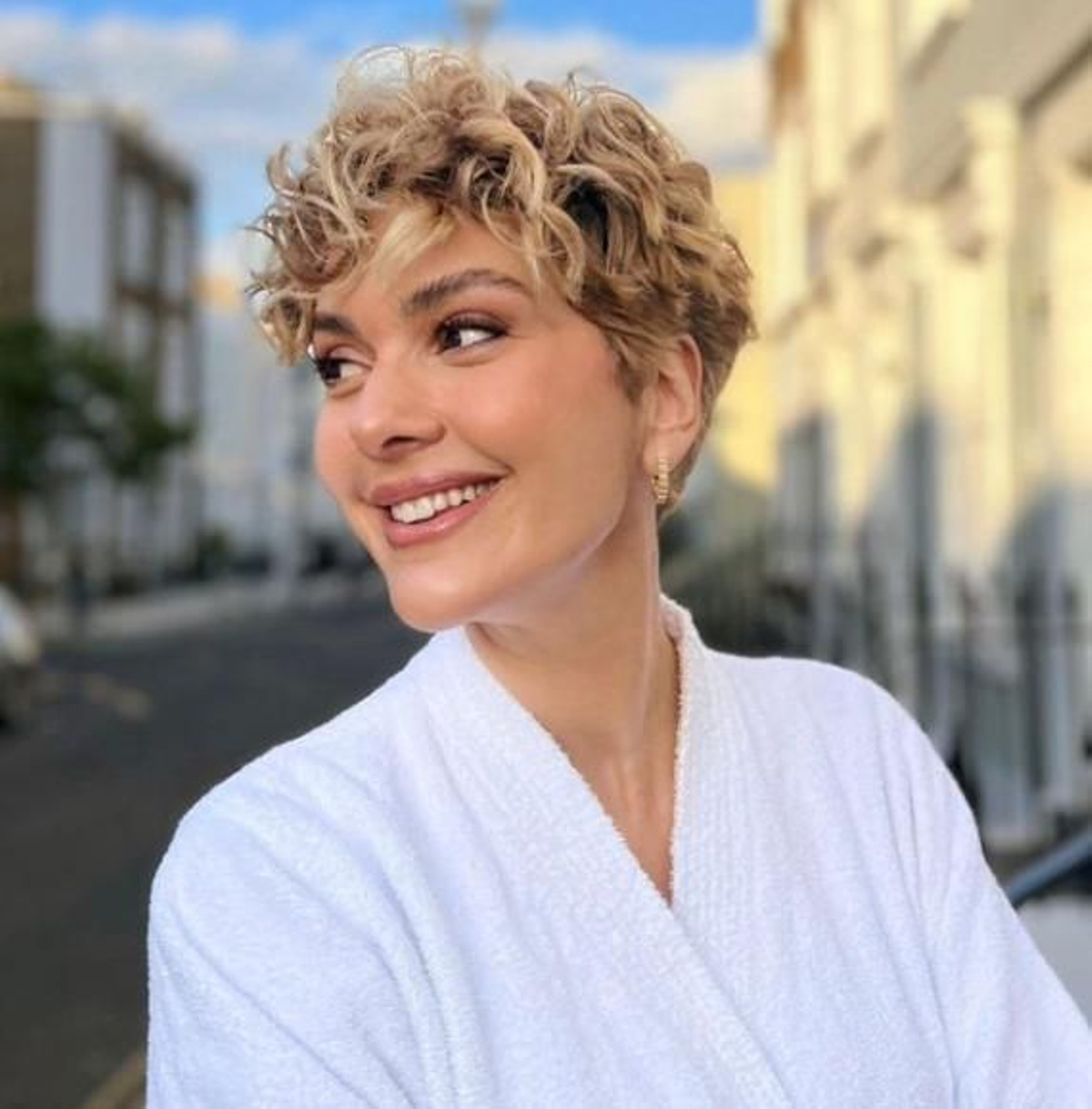 Bergüzar Korel con un nuevo estilo