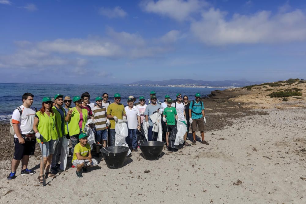 Voluntarios retiran 130 kilos de residuos en Es Carnatge