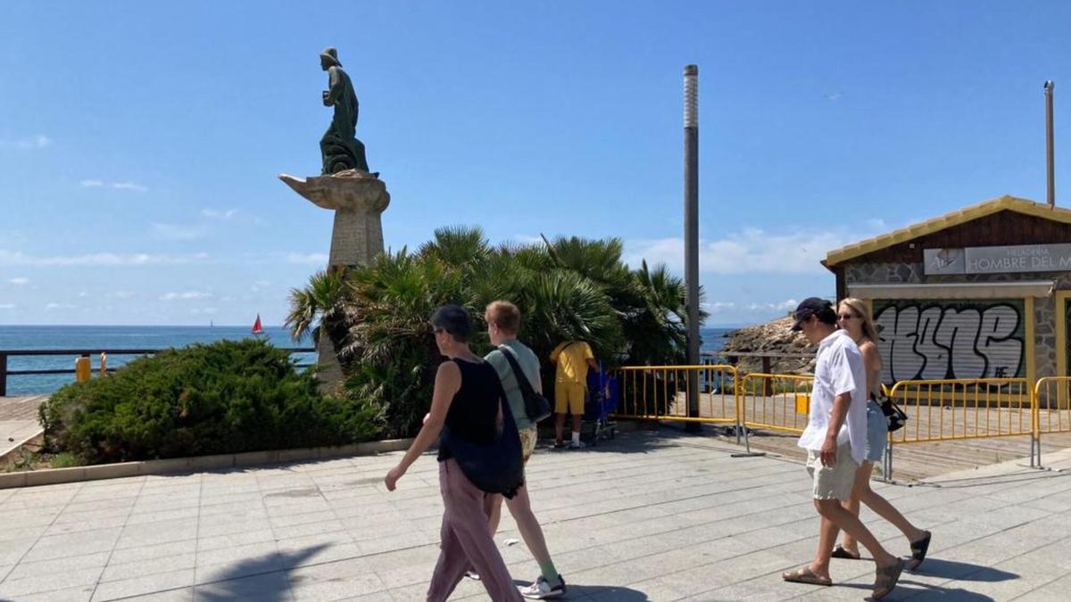 Vallado junto al monumento al Hombre del Mar en el paseo de Torrevieja