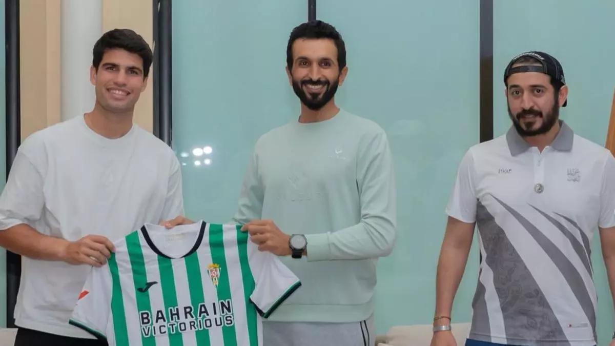 Carlos Alcaraz recibe la camiseta del Córdoba CF de Nasser bin Hamad Al Khalifa, en presencia de Khalid bin Hamad Al Khalifa.