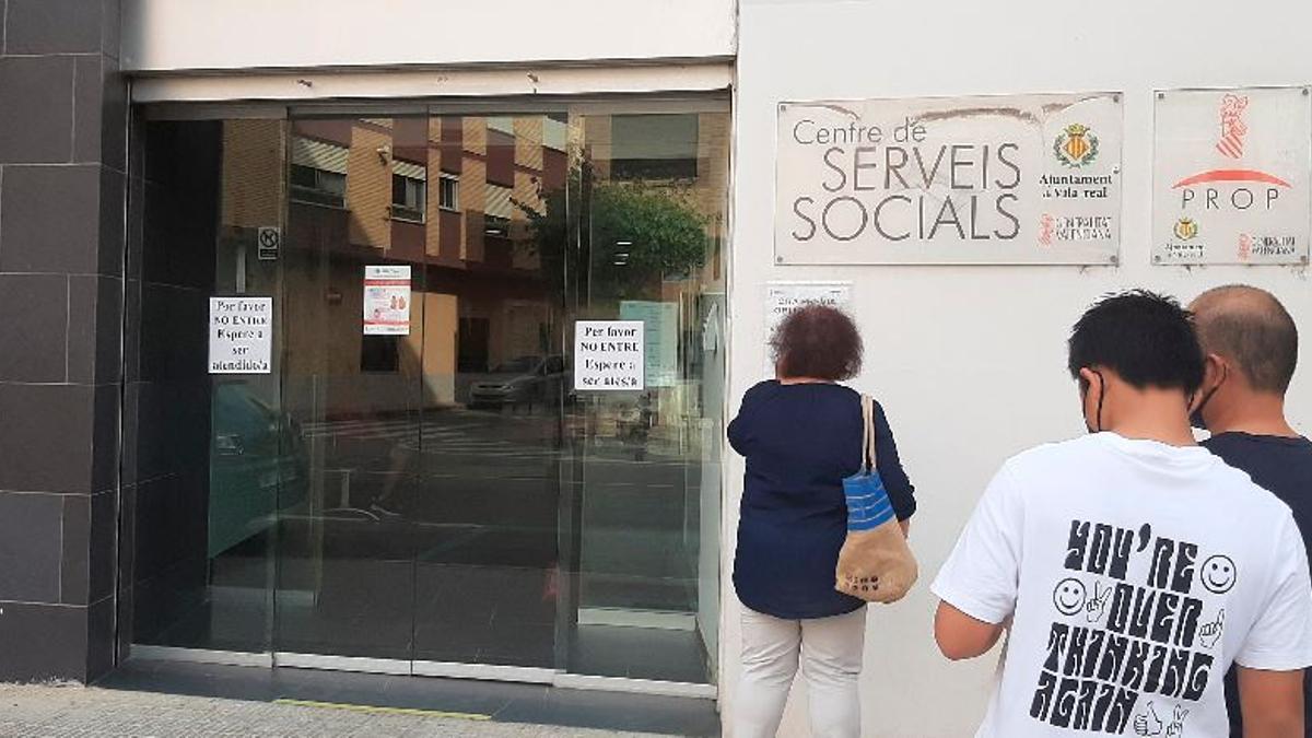 Unos ciudadanos esperan en la puerta del departamento de Servicios Sociales, por el covid, para ser atendidos.