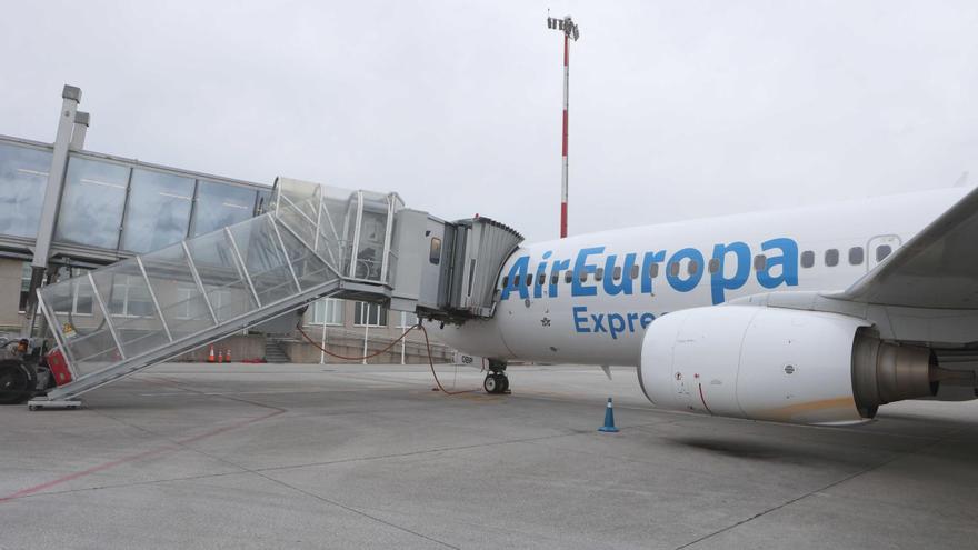 Alvedro supera ya el millón de viajeros y capta un 17% más de tráfico que Vigo