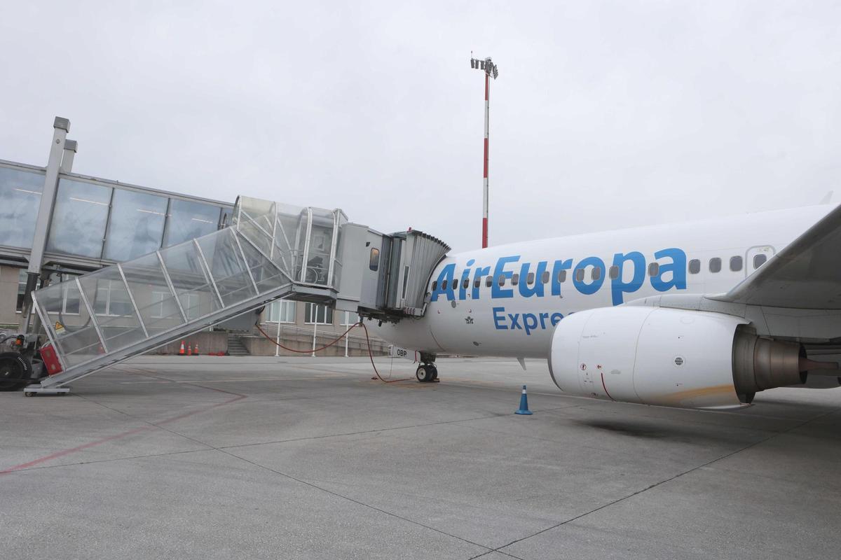 Avión en el aeropuerto de Alvedro.