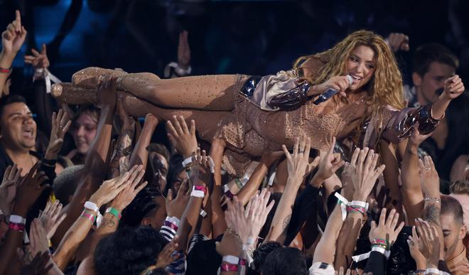 Shakira durante su actuación en los MTV Video Music Awards