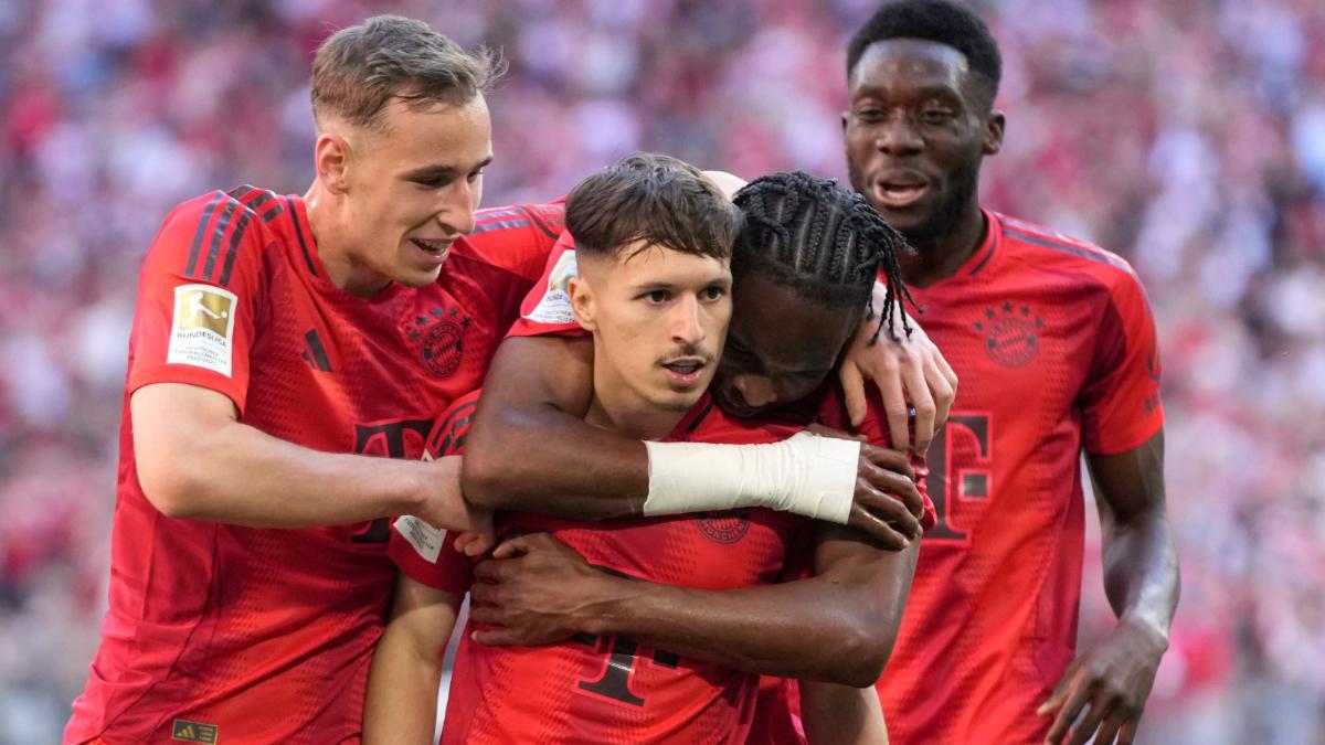 Bryan Zaragoza celebrando un gol con el Bayern