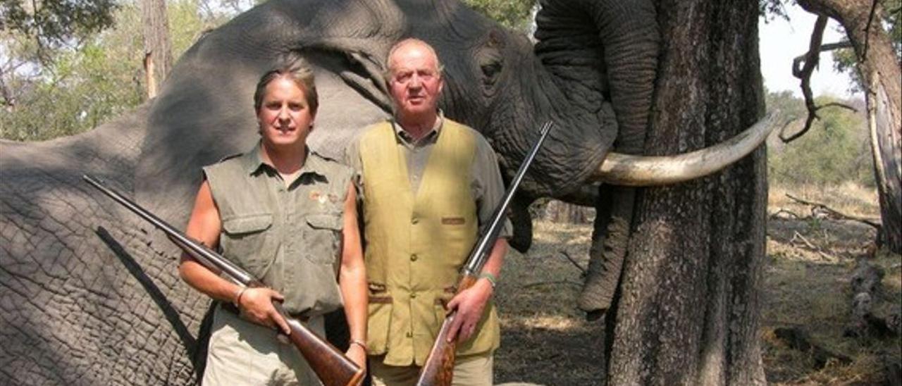 El Rey posa con el propietario de Rann Safaris, frente a un elefante abatido durante una cacería en el año 2007.