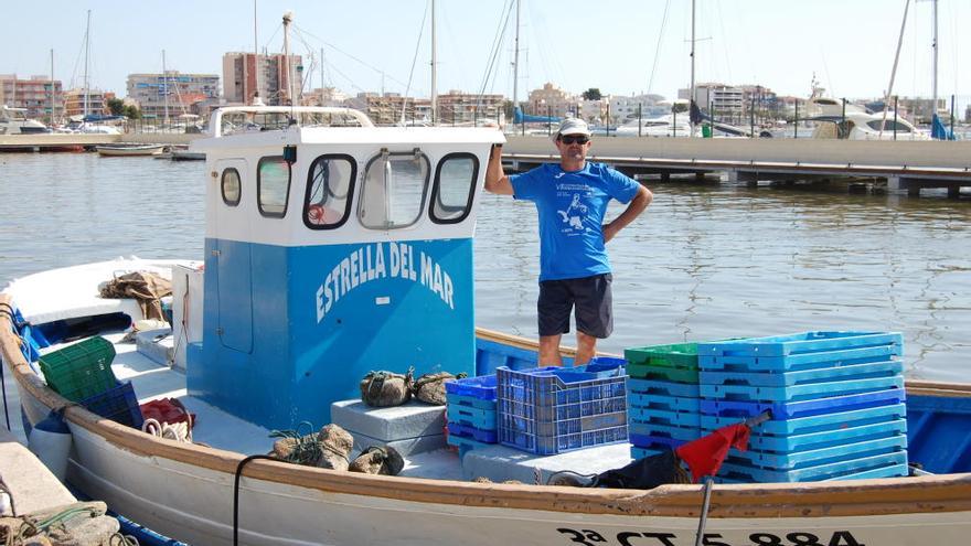 El pescador pinatarense Antonio ´del Estacio´, a bordo del ´Estrella de Mar´