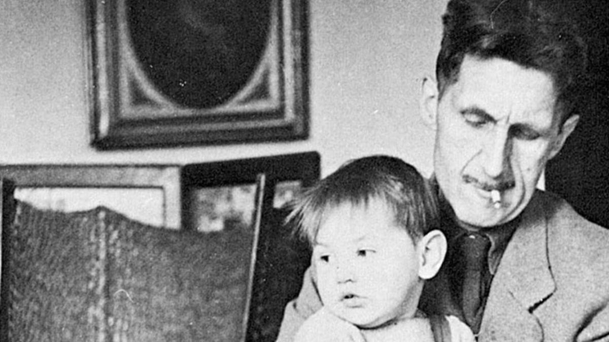 George Orwell, con su hijo Richard.