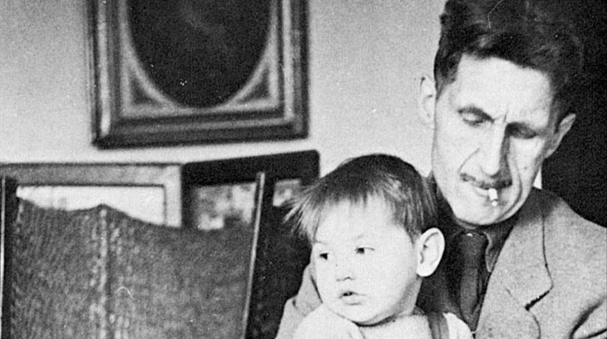 George Orwell, con su hijo Richard. 