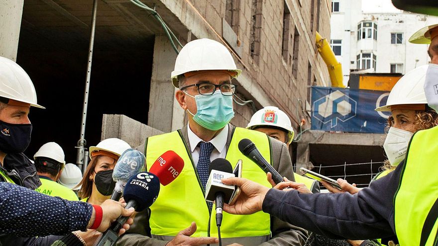 El delegado del Gobierno en Canarias, Anselmo Pestana, ayer, durante una visita a las obras del Plan de Reposición de Tamaraceite.
