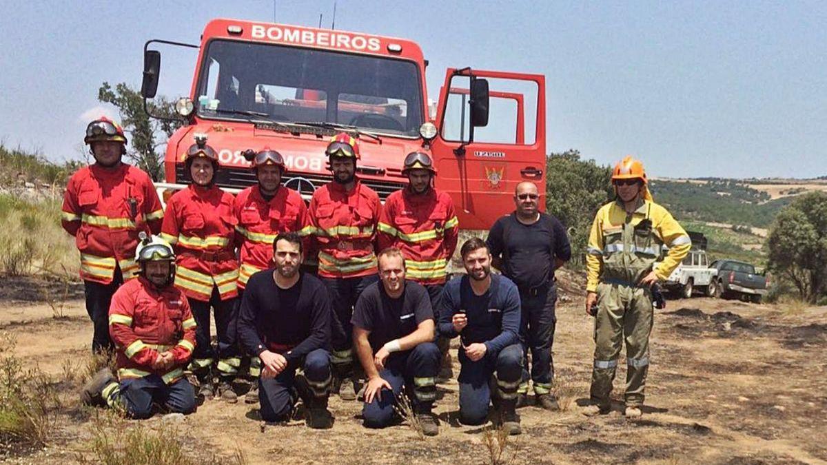 Bomberos de Aliste y de Miranda después de trabajar juntos en un fuego entre Paradela y Castro.