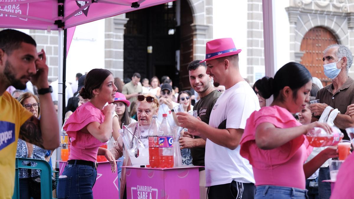 Un puesto con el clásico Clipper de fresa durante unos festejos en Teror, en Gran Canaria.