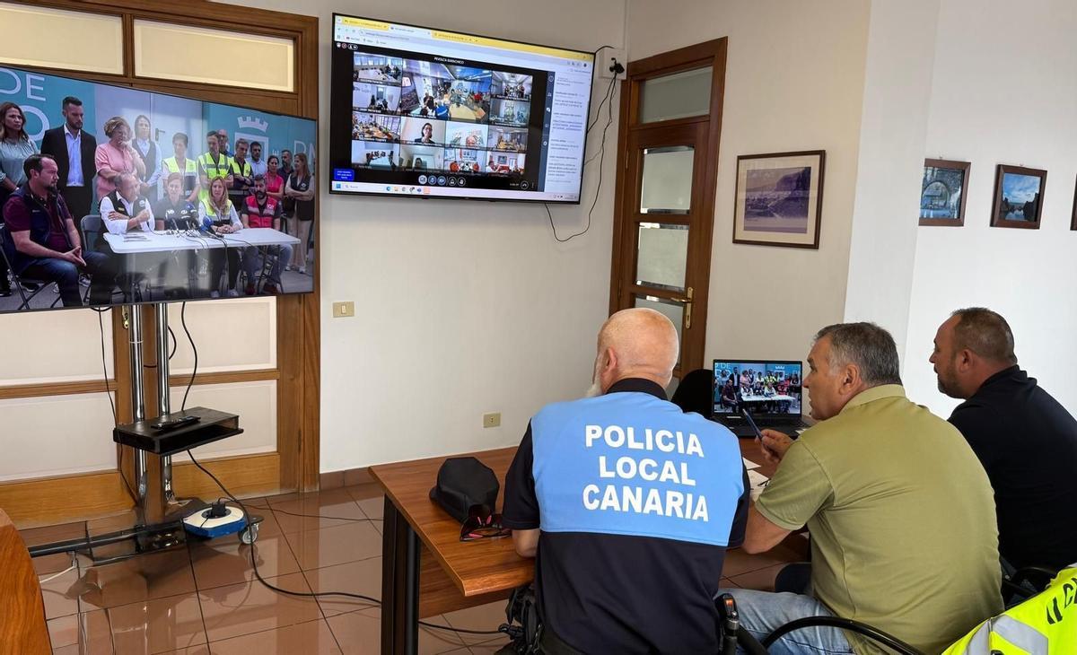 Una imagen de una reunión entre el alcalde de San Juan de la Rambla, Juan Ramos, y un agente de la Policía Local