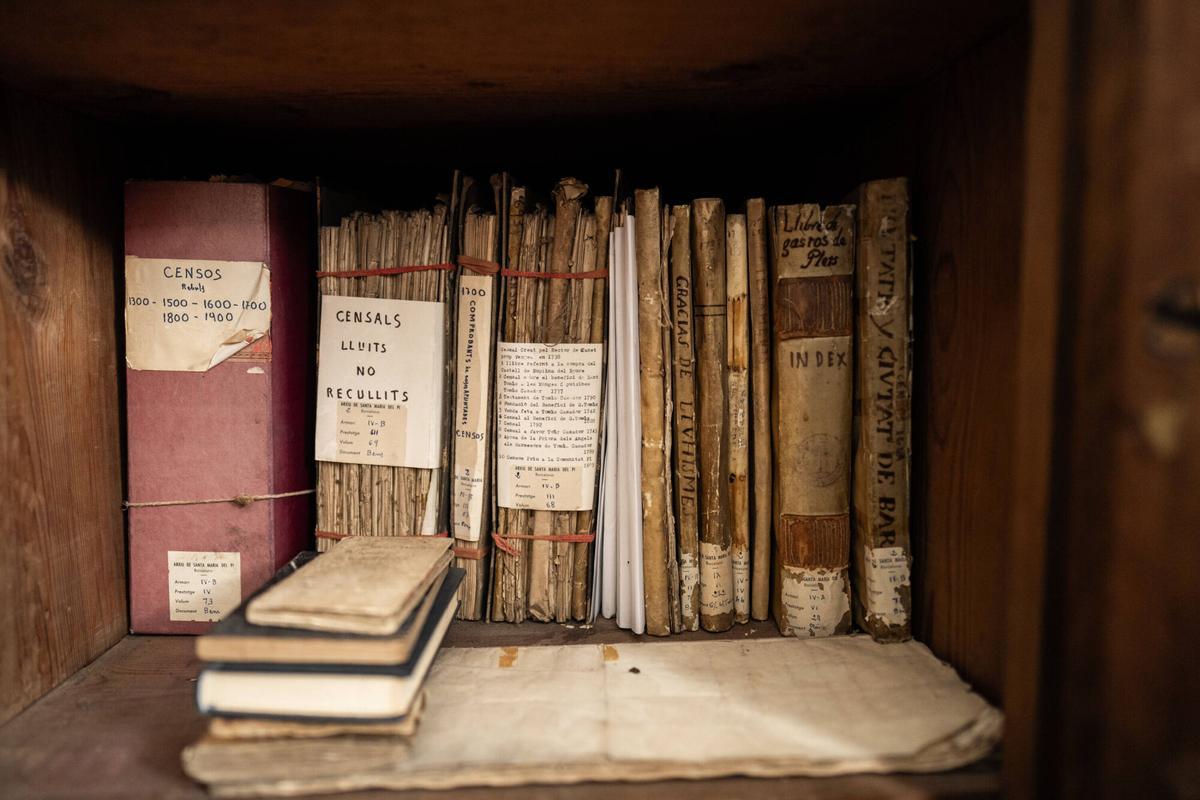 Barcelona. Jordi Sacasas, archivero de la Basílica de Santa Maria del Pi, posa durante un reportaje sobre el archivo histórico y el patrimonio documental que conserva el templo. 23 de julio de 2026. Cultura. AUTOR: ZOWY VOETEN