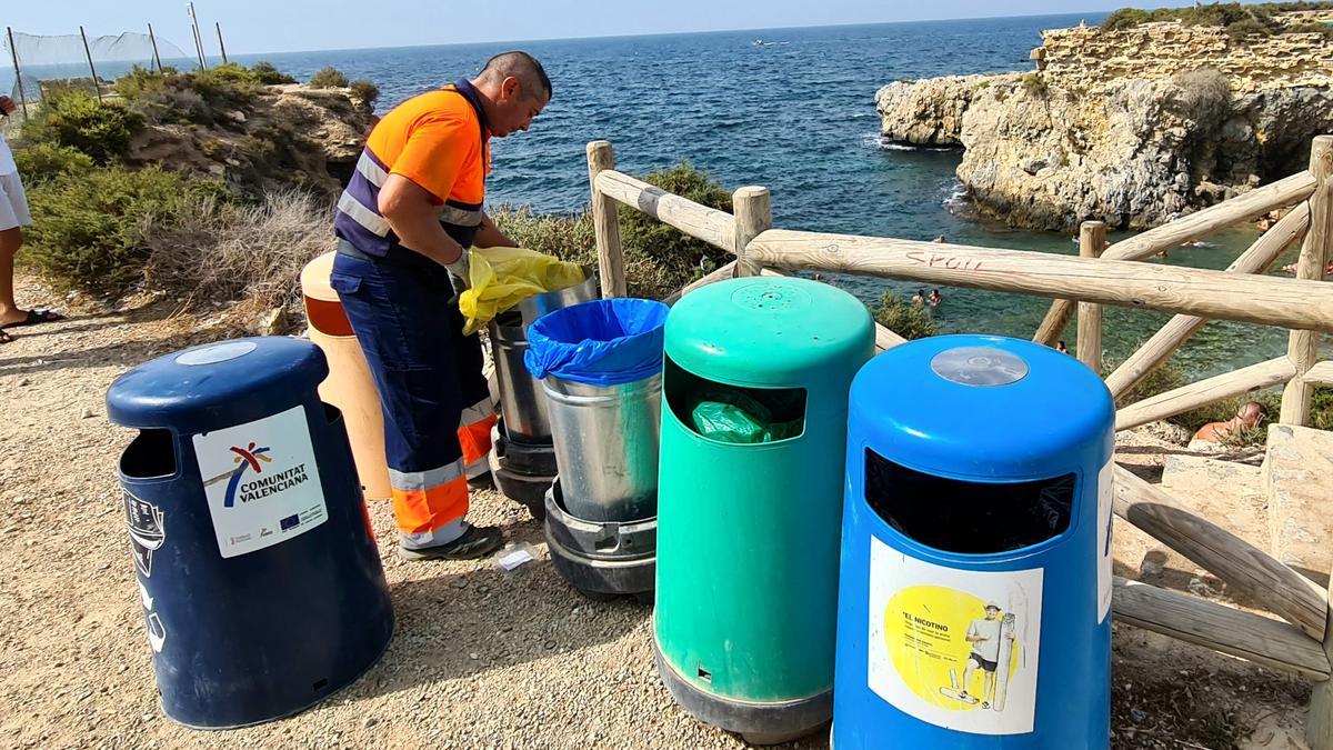 Operarios de UTE Alicante se encargan de los trabajos de limpieza y retirada de residuos.