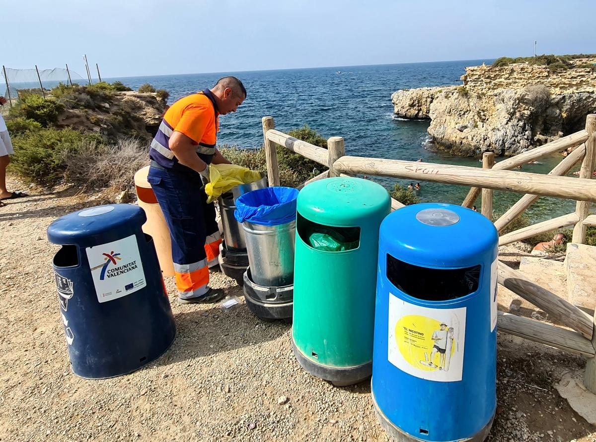 Operarios de UTE Alicante se encargan de los trabajos de limpieza y retirada de residuos.