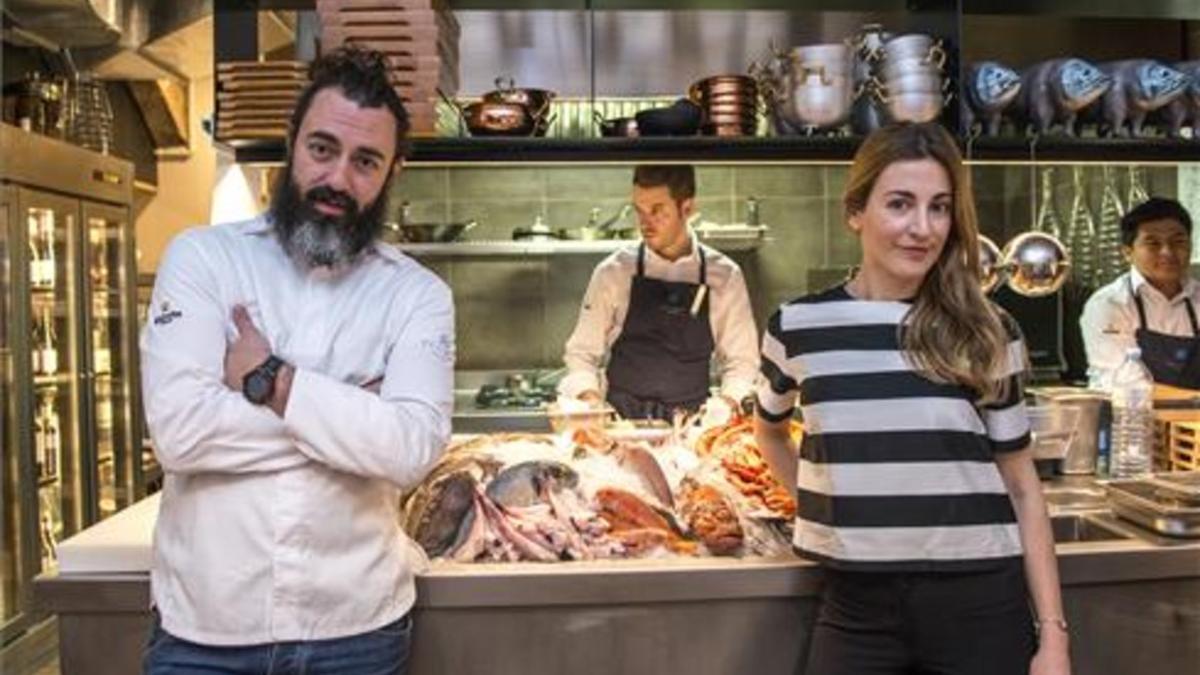 Rafa Zafra y Anna Gotanegra, ante el mostrador con las capturas en Estimar. Foto: Ferran Sendra