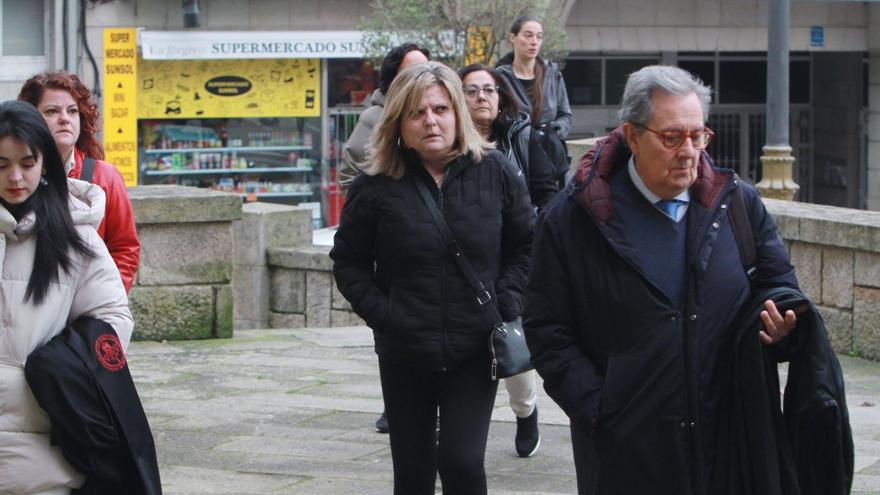 La madre y allegados de lavíctima, con los abogados de la acusación particular, este martes.