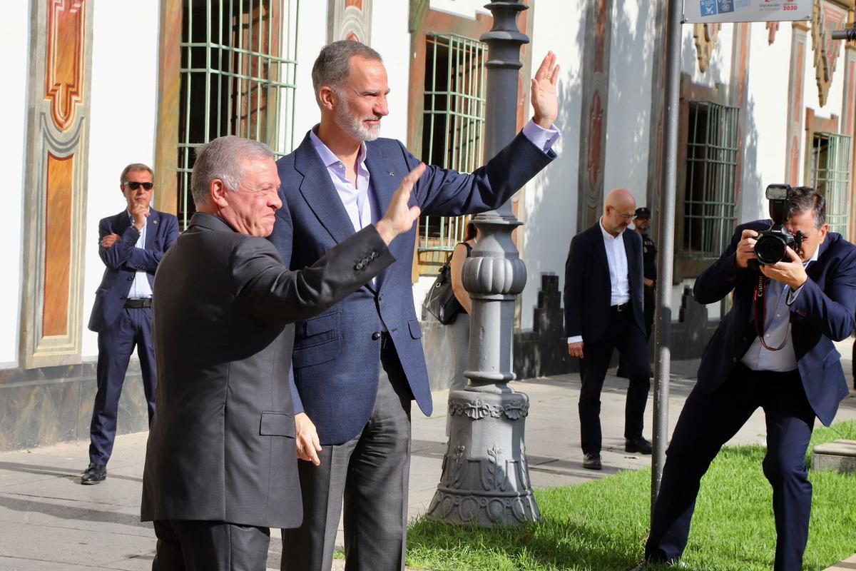 El rey de España, Felipe VI, y el de Jordania, Abdalá II, saludan a las personas que se han congregado frente al Palacio de la Merced para verlos llegar al encuentro del Proceso de Áqaba.