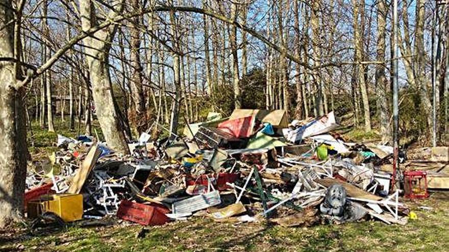 Una muntanya de deixalles del pavelló de Fontajau pel «Gloria»