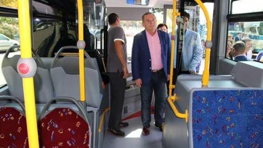 El alcalde Francisco Delgado Bonilla presentó dos nuevos autobuses.