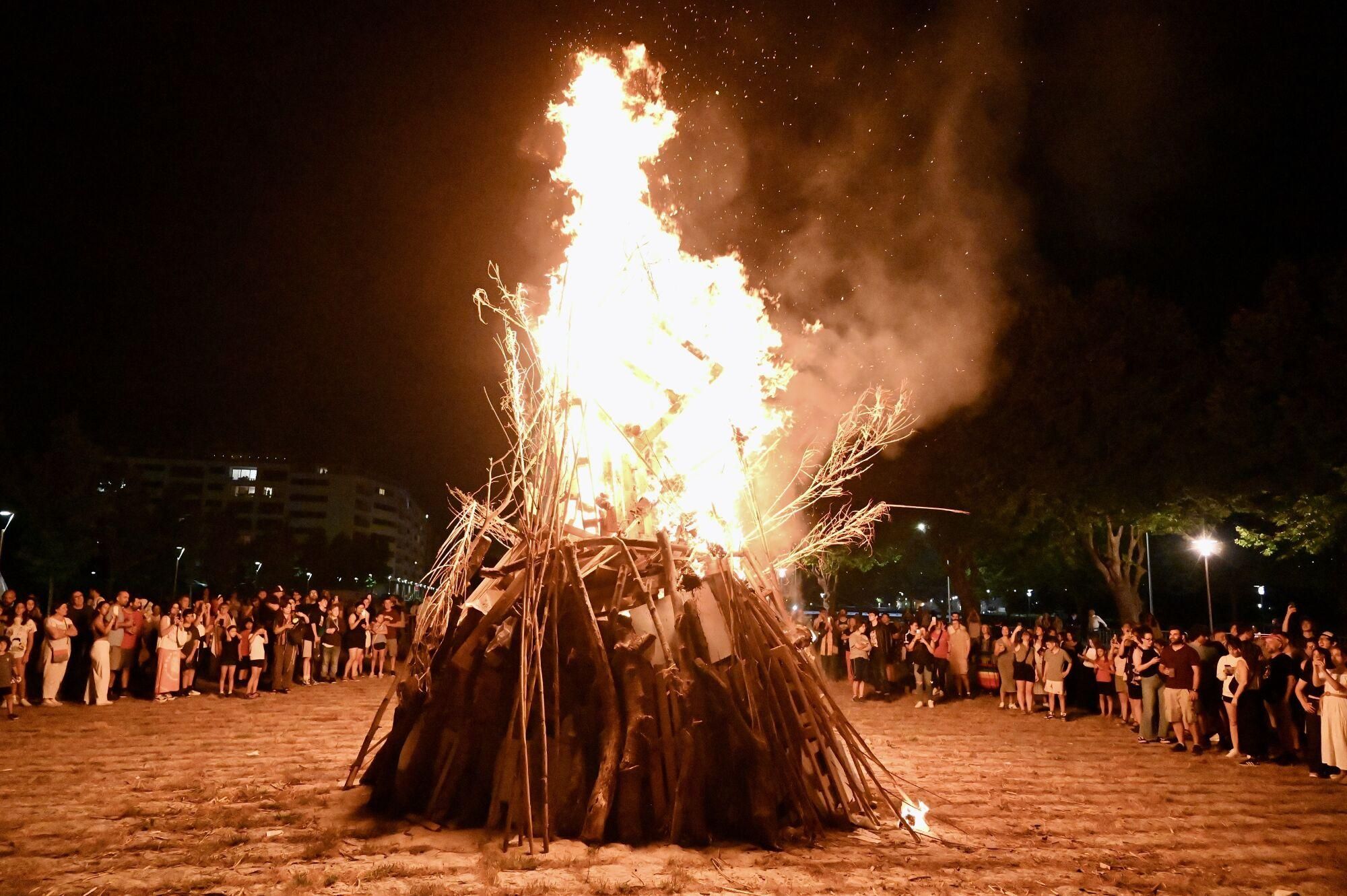 PONTEVEDRA.Encendido de la hoguera de San Juan