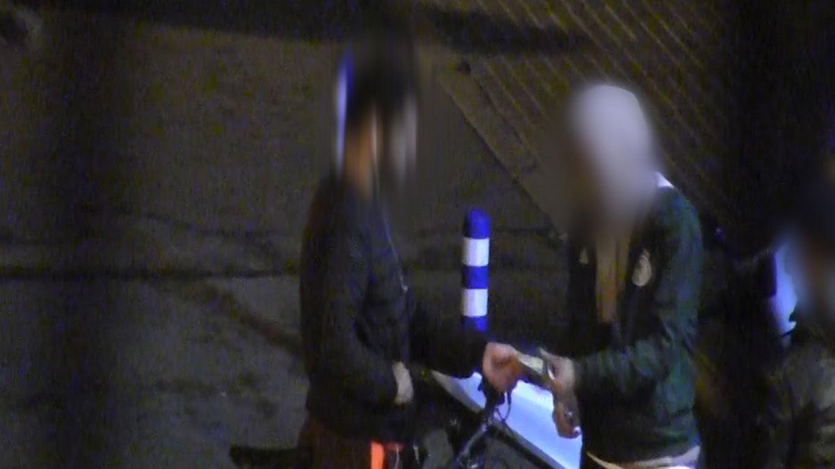 Un joven y un menor venden marihuana en la calle en Palafrugell