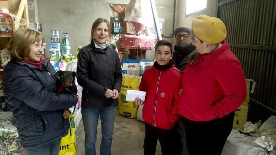 El pequeño Eloy, en el momento de la donación del dinero con el que fue indemnizada su familia.