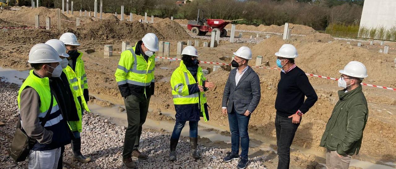 Regades visita las obras de las catorce nuevas naves del Consorcio para alquilar en Porto do Molle.