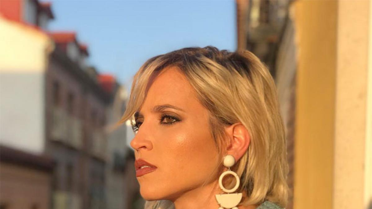 Ana Fernández con pendientes de Andrés Gallardo