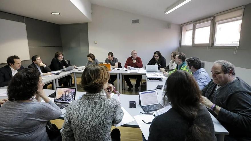 Los representantes de los partidos del Pacto y del Govern, en la reunión que celebraron ayer en el Parlament.