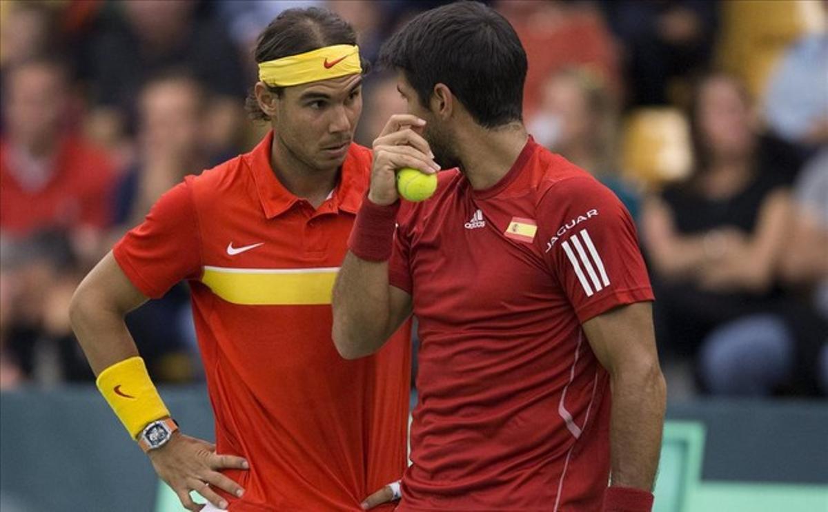 Rafael Nadal parla amb Fernando Verdasco durant el partit de dobles de l’eliminatòria per la permanència en la segona divisió de la Copa Davis contra Dinamarca.