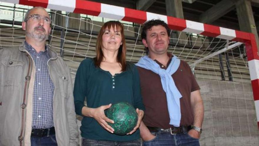 José Manuel Bacelar, Irene Vilaboa y Salvador De la Torre, en el pabellón Pablo Herbello. // Santos Álvarez