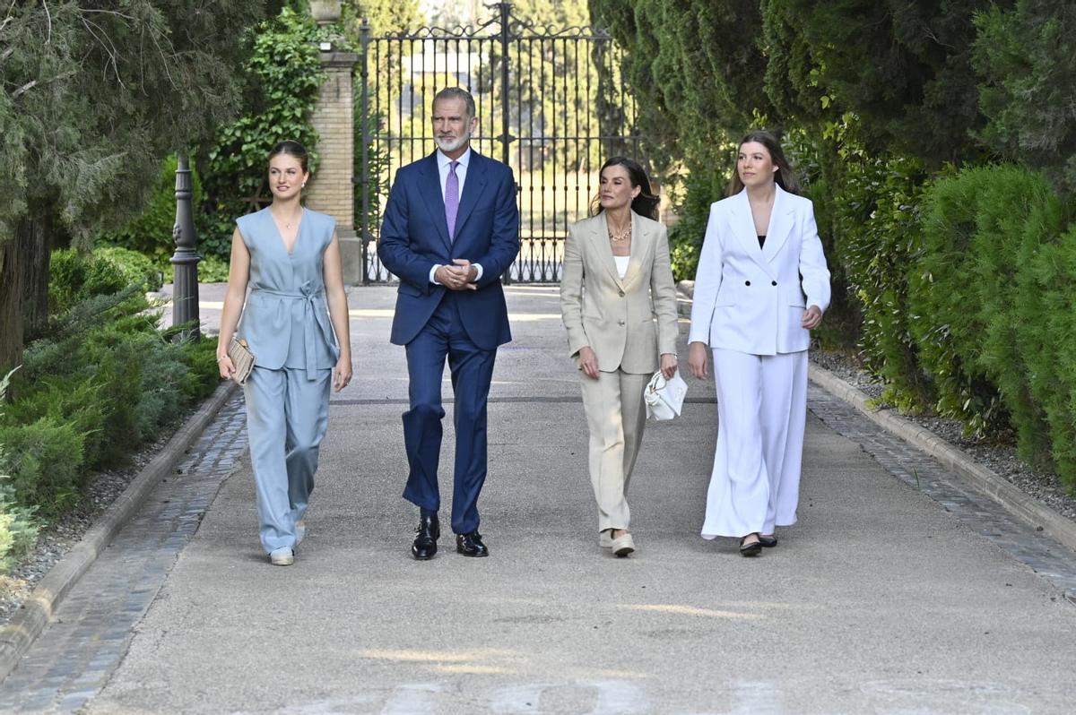 En imágenes | Los reyes Felipe VI, Letizia y la princesa Leonor arropan a la infanta Sofía en su primer discurso en solitario en Zaragoza En imágenes | Los reyes Felipe VI, Letizia y la princesa Leonor arropan a la infanta Sofía en su primer discurso en solitario en Zaragoza