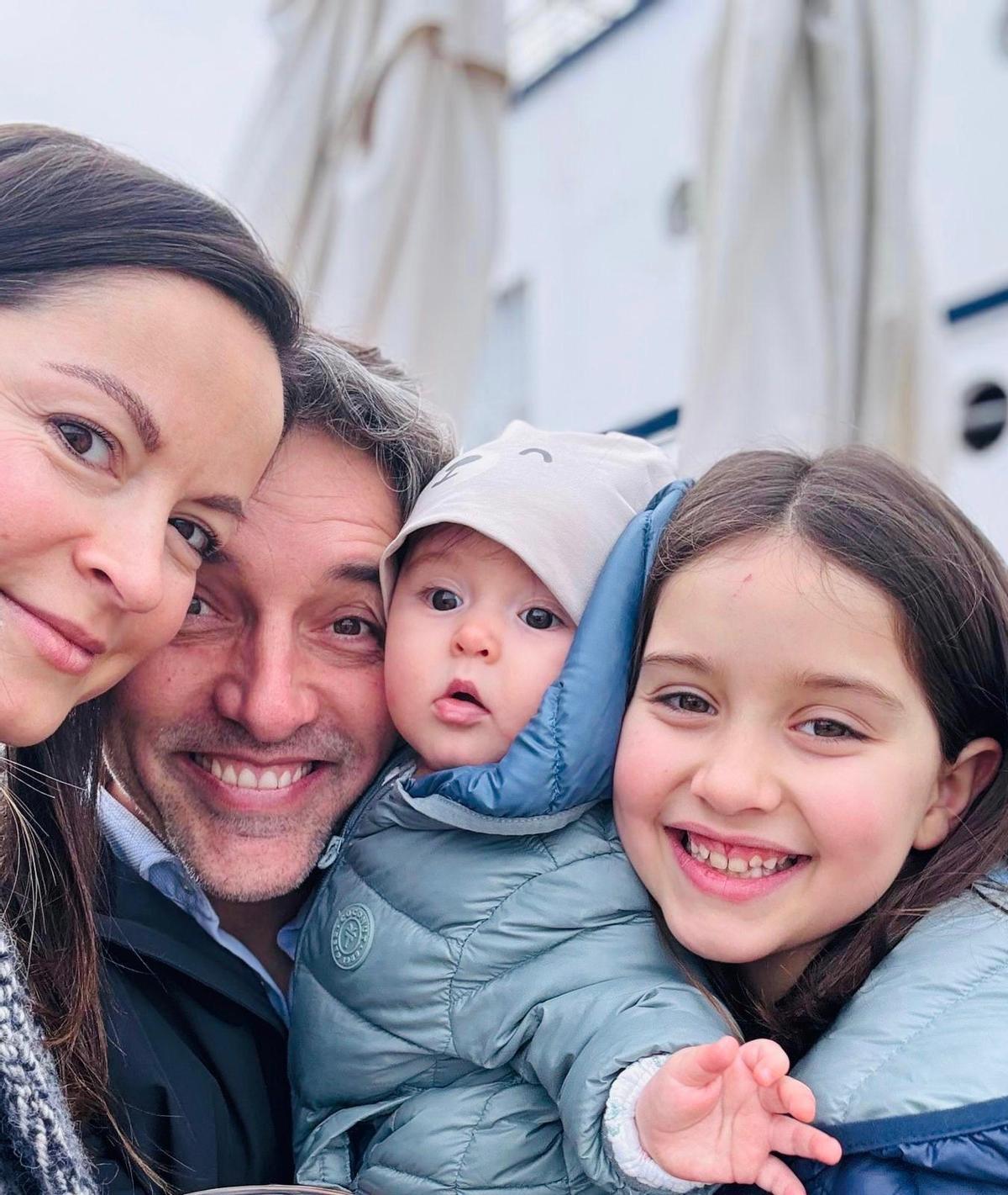 Cristina Cirdei, con sus dos hijas, Ava y la pequeña Mar, y su marido Lucas..