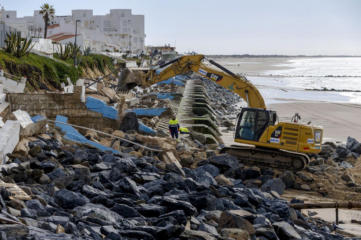 MATALASCAÑAS, ALMONTE (HUELVA) 07/01/2026 .- Operarios y maquinaria trabajando en los destozos del temporal que azotó la costa Onubense y que afectó gran parte del paseo marítimo de Matalascañas, en Almonte (Huelva), donde además hay viviendas en riesgo de derrumbe. La zona más afectada es la conocida como 'Pueblo Andaluz'.-EFE/ Alberto Díaz