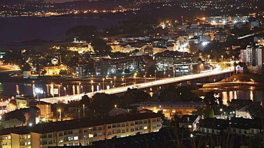 Vista nocturna del puente de A Pasaxe entre Culleredo y Oleiros.