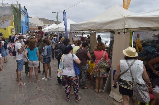 Encuentro sobre el mar en el barrio marinero de ...