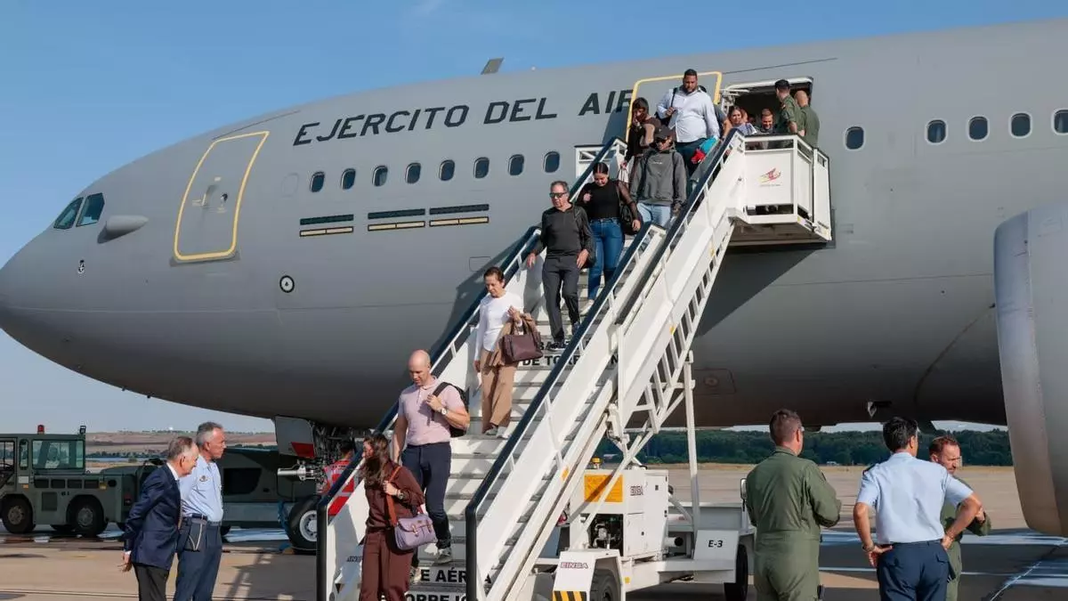 Aterrizan en Torrejón de Ardoz los primeros 76 españoles procedentes de Venezuela tras los terremotos