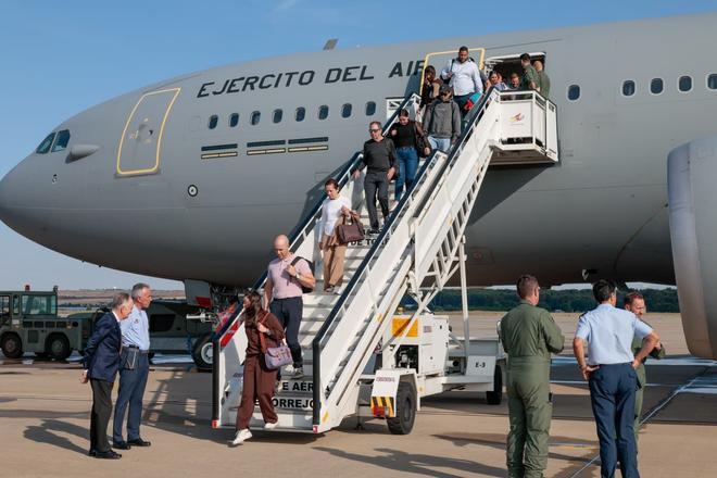 Aterrizan en Torrejón de Ardoz los primeros 100 españoles procedentes de Venezuela tras los terremotos