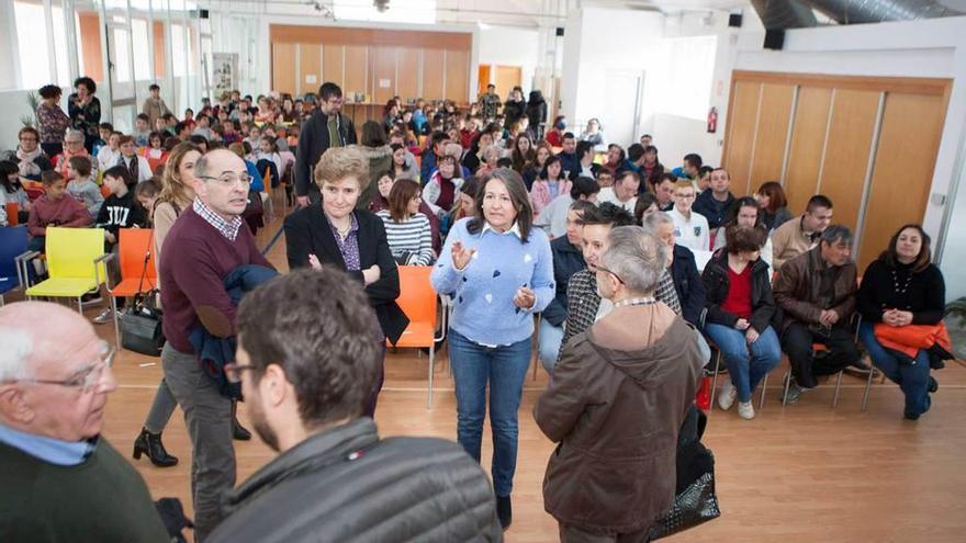 Asistentes al acto de celebración del vigésimo aniversario de los centros de formación para el consumo, que se celebró en el Aula Cultural La Plaza, en Sotrondio.