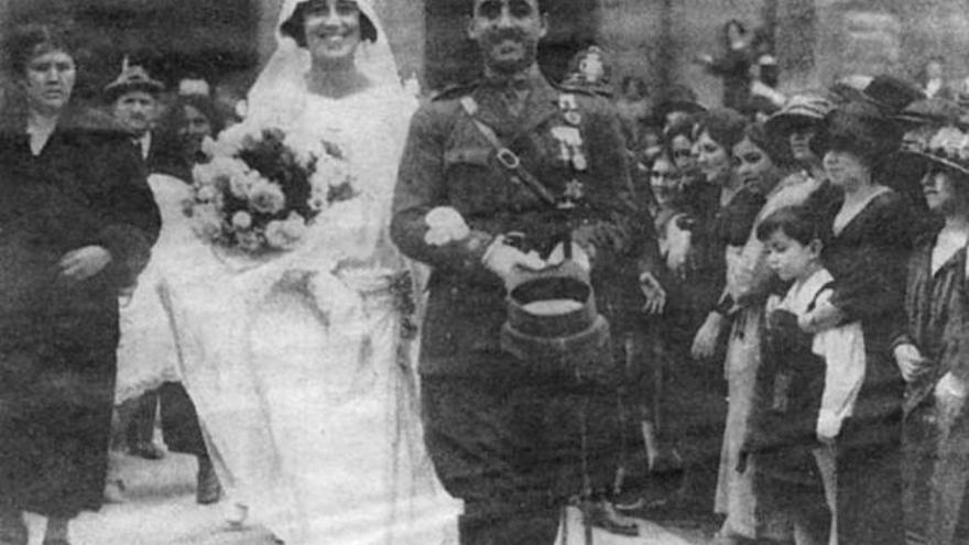 Carmen Polo y Francisco Franco el día de su boda, en la iglesia de San Juan el Real de Oviedo.