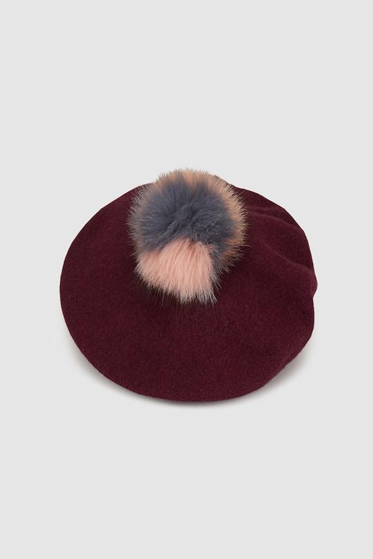 Boina, el complemento de la temporada: la 'burgundy furry'