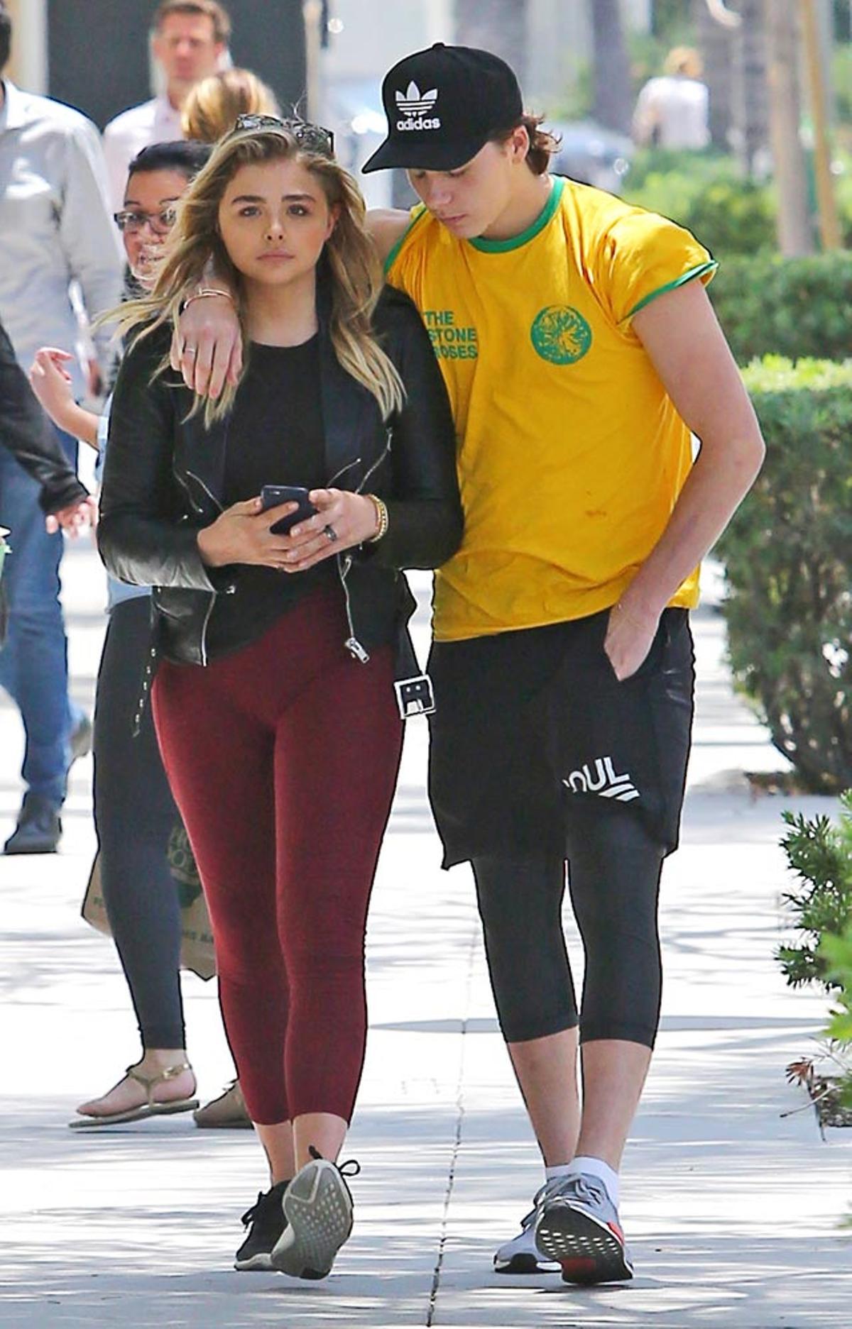 Chloe Moretz y Brooklyn Beckham ya se han reencontrado y desde entonces son inseparables. El hijo mayor de David y Victoria ha sido espectador VIP de una sesión de fotos de su chica en Nueva York y en esta imagen disfrutan de un paseo por las calles de la ciudad.