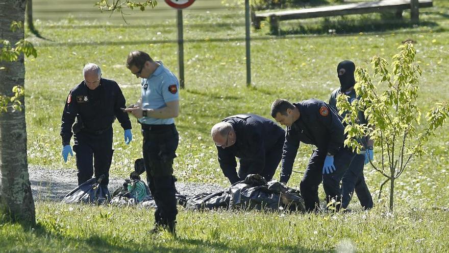 ETA entrega 120 armes i tres tones d&#039;explosius en 8 zulos